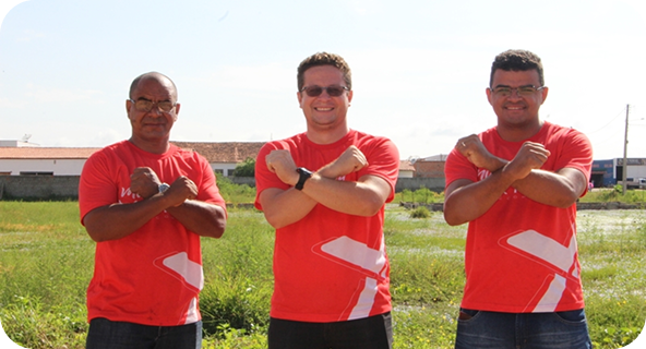 Foto de colaboradores da VirteX fazendo o X